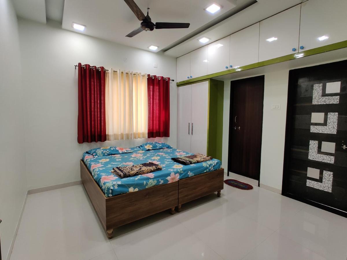 Rajlakshmi Niwas Apartment Solapur Exterior foto